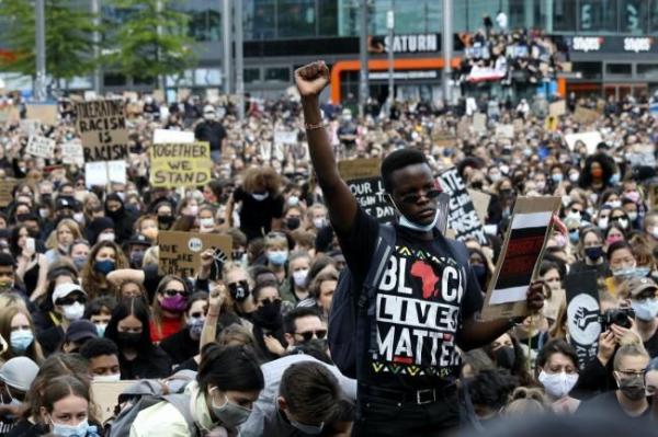 خبرنگاران انتقاد از گزارش نفی نژادپرستی در انگلیس