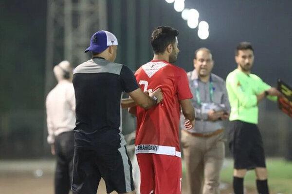 سرقت پیراهن بازیکن وسط بازی ، شرایط عجیب هنگام تعویض در فوتبال ایران